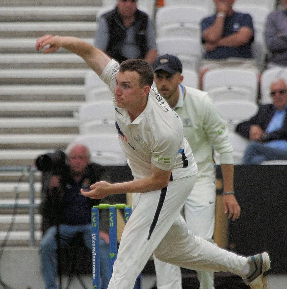 Harry Brook bowling for Yorkshire CCC vs Sussex CCC