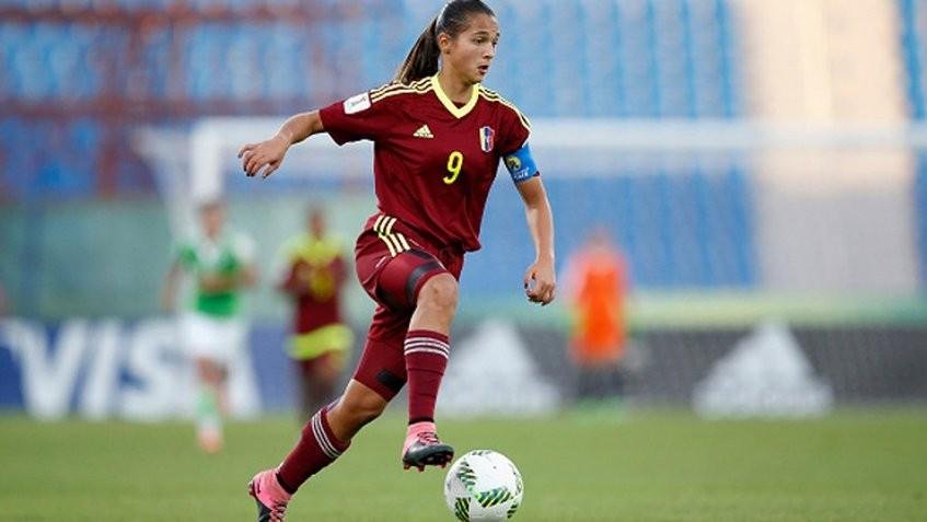 Deyna Castellanos