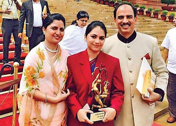 apurvi chandela family