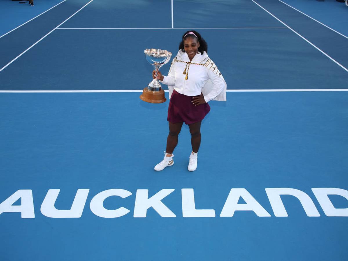 Serena's-emotional-gesture-post-winning-WTA-Auckland Final