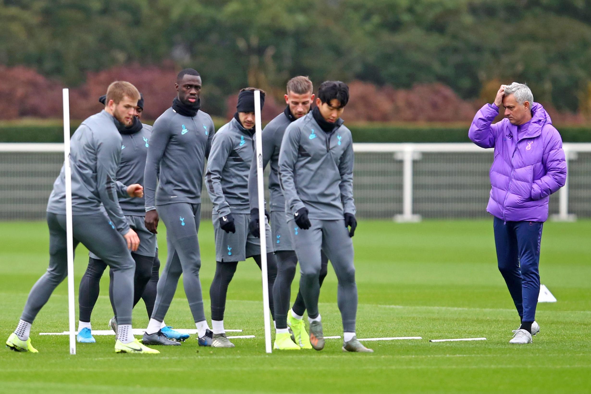 mourinho-training-with-tot-team