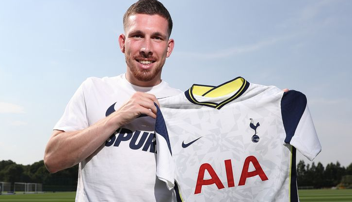 Pierre Emile Hojbjerg signs a contract with Tottenham from Southampton