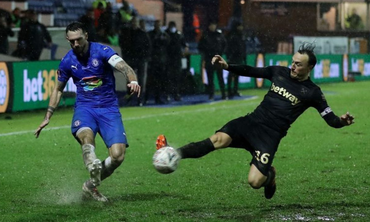 West Ham scrapes through to 1-0 win at Stockport in FA Cup