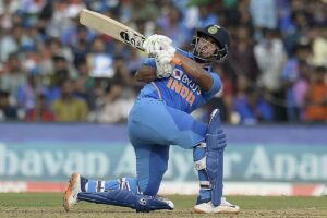 MS Dhoni suggests Pandya to use a round bottomed bat