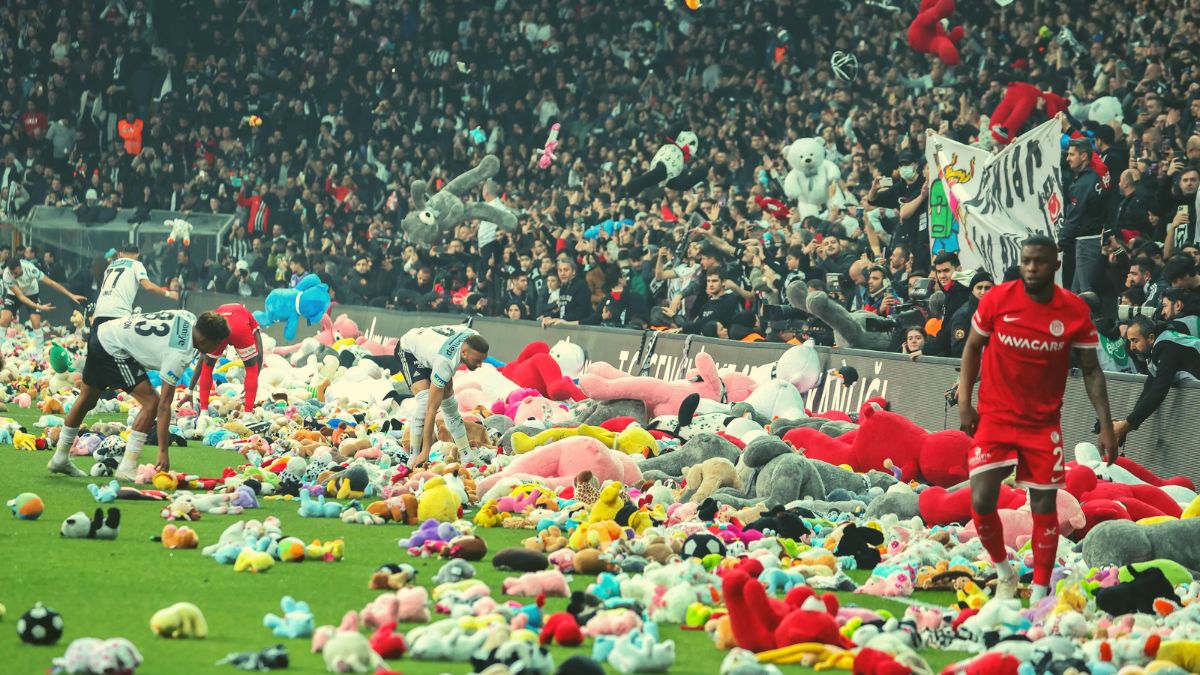 Watch Besiktas Fans throw soft toys inside the pitch for this reason!