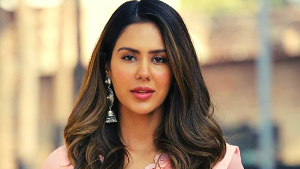 Watch: Sonam Bajwa's Reaction After Fan's Poster For Her During Pakistan Super League