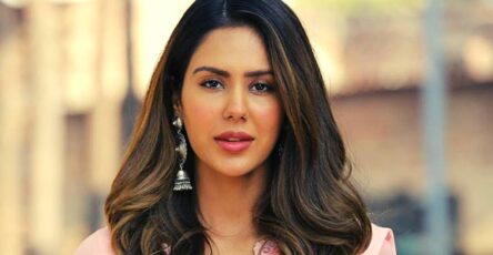 Watch: Sonam Bajwa's Reaction After Fan's Poster For Her During Pakistan Super League