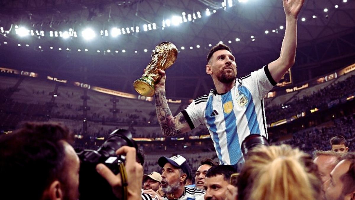 Watch : Lionel Messi receive a rousing welcome by Fans at hometown in Rosario!
