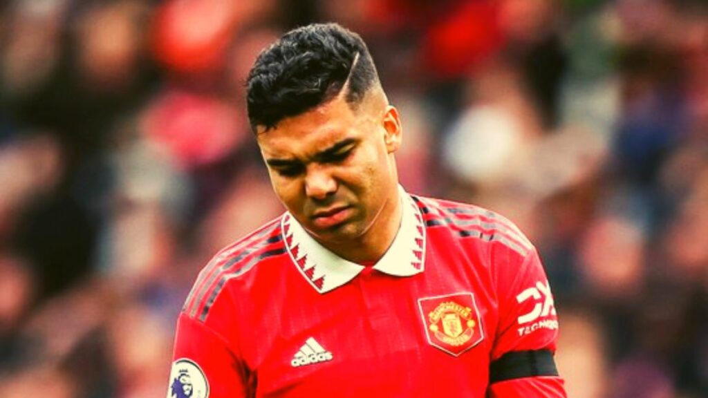 Watch : Manchester United Midfielder Casemiro get sent off for this challenge! The Brazilian will now miss United's next 4 games!