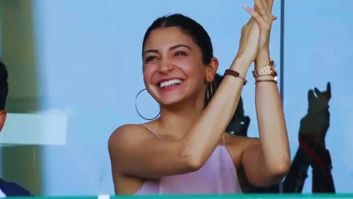 Anushka Sharma's Reaction goes Viral As Fans Root For MS Dhoni vs RCB